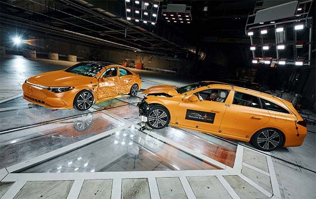 ECarsReport's tweet photo. Mercedes-Benz CLA Passes Severe 112 km/h Side-Impact Crash Test With Battery Intact https://t.co/sktJ3sbFUs https://t.co/9tqhE7zvkD