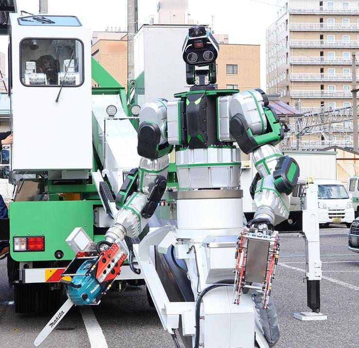 denfaminicogame's tweet photo. JR西日本が「量産型人型ロボット」を11月から導入へ。その姿が「かっこいい」とSNSで話題に
https://t.co/5NK5QktW2m

遠隔操作で両腕を動かし、線路沿いの支障木を伐採。作業員の負担を軽減し、作業に要する人手の約3割削減を目指す

※画像はJR東日本に納入された同型機 https://t.co/4X090azfdN