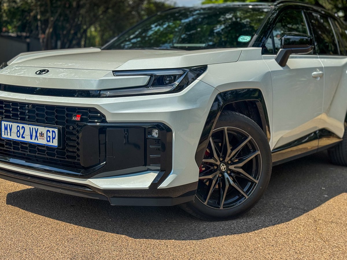 khuleonwheels's tweet photo. …paired with an e-CVT automatic transmission and an E-Four electronic all-wheel-drive system. Toyota claims a fuel consumption figure of 4.7 L/100 km.The Toyota RAV4 range starts at R770,500.
📝/📸: @carsbyTk
#ToyotaSA #RAV4 #grsport #KOWGarage https://t.co/MM7K9a7J2e