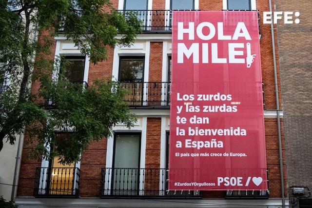 EFEnoticias's tweet photo. El PSOE despliega una lona en Ferraz para recibir a Milei: Los zurdos te dan la bienvenida.

https://t.co/o5oQGw5MVR https://t.co/WvitdTHcSN