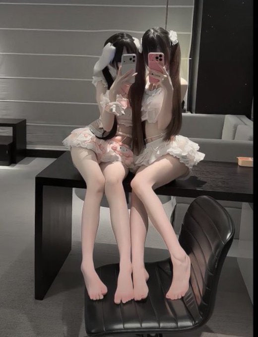 Sarah91520771's tweet photo. 某音发两次都违规   
只能来X了... 开脱！  
谁要锐评一下我跟闺蜜福嘛   
粉粉嫩嫩哒！  
流言111直接給 https://t.co/j0kEKwcFCX