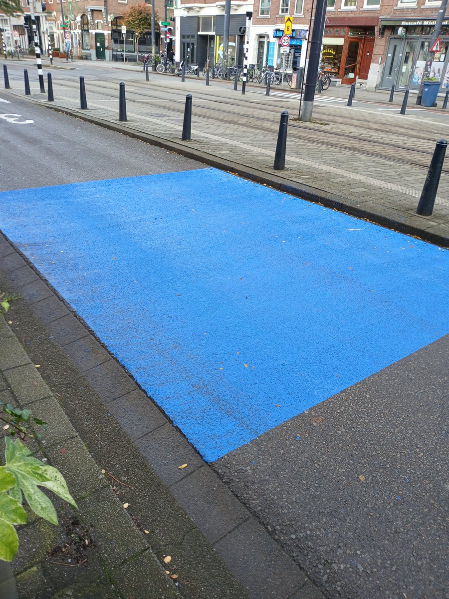 die_rien's tweet photo. Waarom zijn er blauwe vlakken op de weg in Rotterdam? https://t.co/UWF2TEPBP6