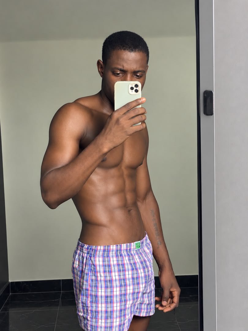 BilaxieSolomon's tweet photo. Me with shirts               Me shirtless ✨ https://t.co/QYWLhsawRE