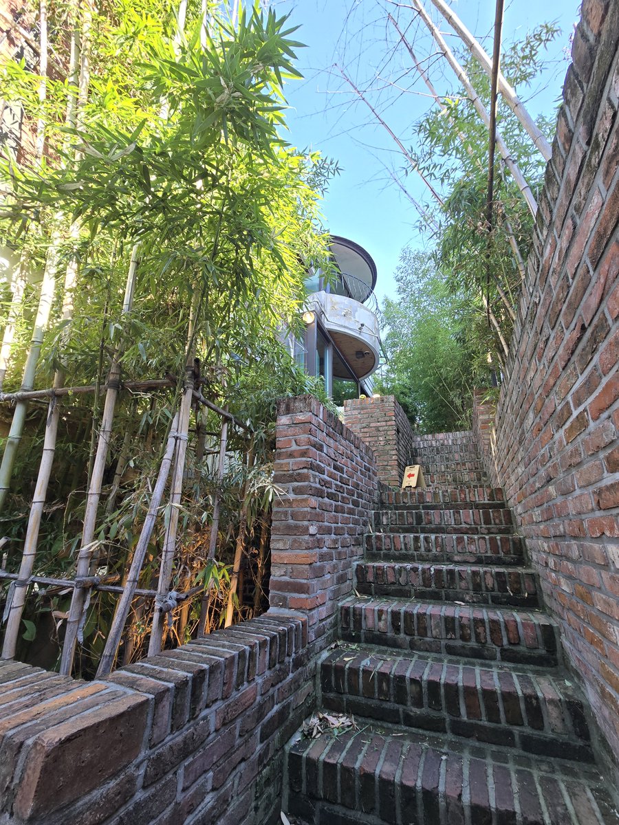 magical_eXit's tweet photo. so after helping that girl with directions the other day, i decided to visit this cafe since it's only a block or two from my house. turns out it was that group's dorm back in the early days, &amp; it's now a cafe spanning 4+ floors. quite nice, but then cringe western fans turned up https://t.co/wOjW0J70in