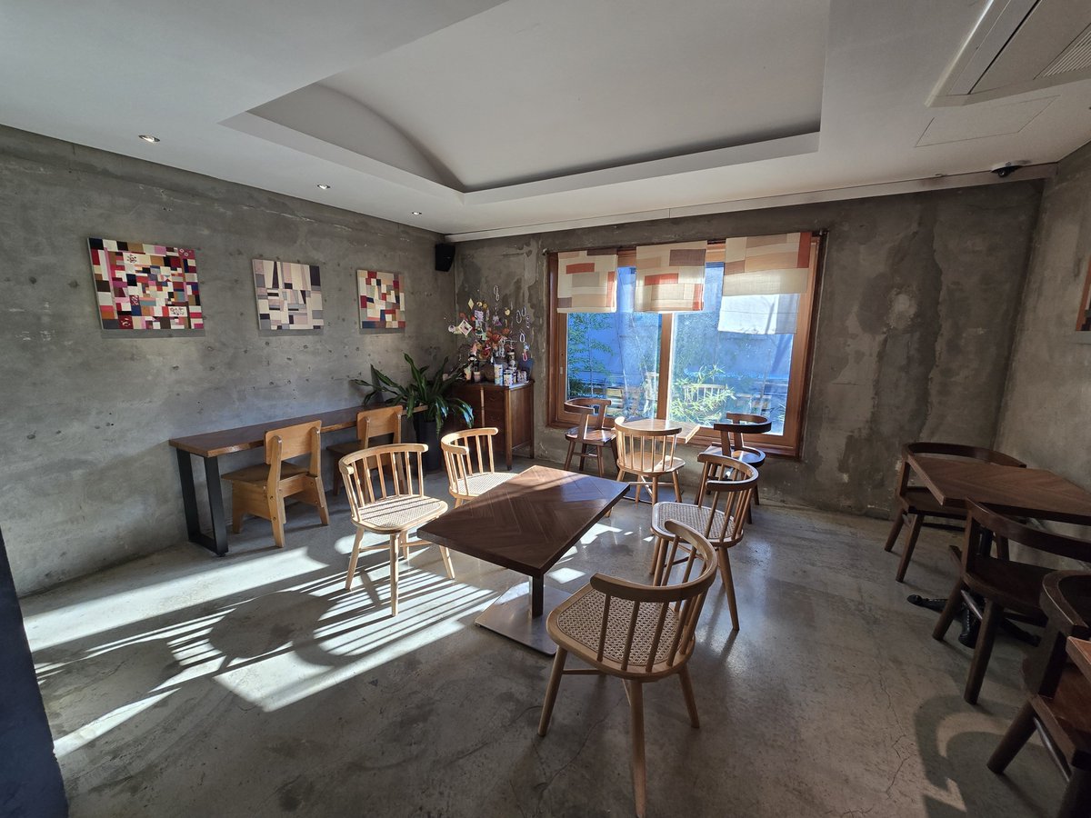 magical_eXit's tweet photo. so after helping that girl with directions the other day, i decided to visit this cafe since it's only a block or two from my house. turns out it was that group's dorm back in the early days, &amp; it's now a cafe spanning 4+ floors. quite nice, but then cringe western fans turned up https://t.co/wOjW0J70in