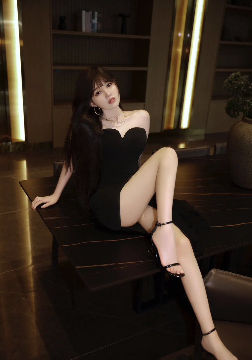 bbbshenzhehop9's tweet photo. 百万网红沫沫，顶美。到底是被小杨哥白嫖了，还是被三个羊幕后老板白嫖了 https://t.co/gHW3fA4xeS