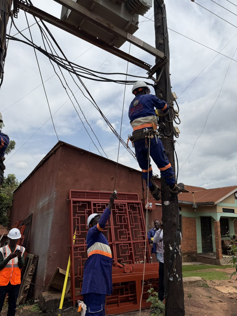bamwinejnr's tweet photo. Yesterday, we engaged the @UEDCLTD team to better understand the causes of increased power outages across Kampala.

Led by Eng. Samson Tondo Ssemakalu, the team highlighted the key challenges affecting the network and the measures being taken to improve power reliability and reduce outages: 

1/6 - Transformer Overloads

Eng. Samson Tondo Ssemakalu explained that places Mbuya, particularly around Mbuya Parents School, has experienced power outages due to increased electricity demand. Most of the transformers serving particular areas are overloaded…