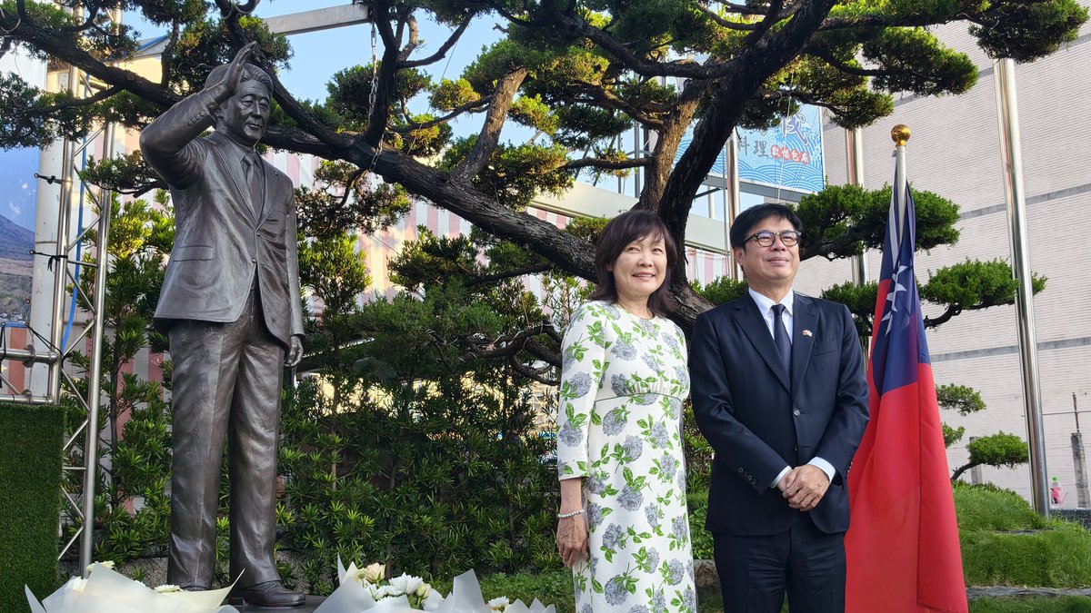 TaiwanTodayJP's tweet photo. 安倍晋三元首相の妻、昭恵さん（写真左）が21日、高雄市の #紅毛港保安堂 を訪問して安倍晋三氏の銅像に献花しました。昭恵さんが保安堂を訪問するのは5度目となります。写真右は高雄市の陳其邁市長。

📸中央社
https://t.co/YsABuMUy57 https://t.co/bW8Hbp2kxg