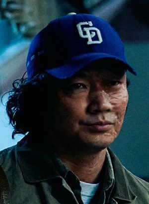 tomomiya34's tweet photo. 映画メンターで綾野剛が被ってるドラゴンズキャップは2004年優勝記念モデルっぽいな。 https://t.co/r4PAadZkkw