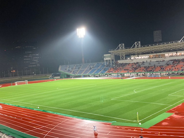 kagoshima2023's tweet photo. 今日は平日ですが、スタジアムに行く方も、テレビの前から応援する方も、気持ちはひとつ🔥

みんなで後押しして、#鹿児島ユナイテッドFC　首位固めと勝利をつかみましょう！

そして今日はもう一つ、うれしいニュースが
「ロピア」の鹿児島県初出店が鹿児島市宇宿に決定！
スポーツで盛り上がり、新しいお店が増え、まちに新しい人の流れが生まれる。

「鹿児島市って楽しいね」「鹿児島市に住んでいてよかったね」と思えるような、ワクワクするまちへ。

もっと魅力的な鹿児島市を、みんなでつくっていきたいですね😊
#ロピア
#鹿児島初進出
#鹿児島市
#宇宿
#魅力的なまちへ