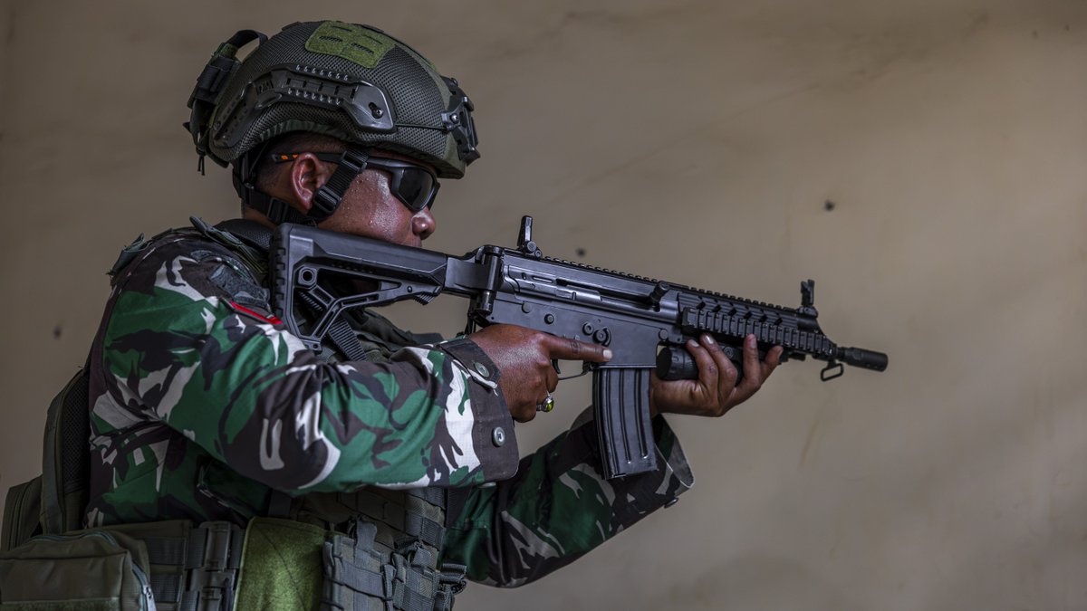 DefenceAust's tweet photo. “Everyone likes to watch things go bang.” (Lieutenant Joshua Turner)

Australian Army and Indonesian Armed Forces engineers conducted urban clearance and explosive ordnance disposal training during Exercise Keris Woomera 26 in 📍 East Java.

Sappers from 2nd Combat Engineer Regiment and the 5th Combat Engineer Battalion tackled simulated threats, sharing urban search techniques and hands-on experience with live unexploded ordnance.

Read more 🗞️ https://t.co/EwvMmNm4gl

#YourADF #ExerciseKerisWoomera @AustralianArmy @Puspen_TNI @tni_ad @Kemhan_RI @DubesAustralia @konjensurabaya @INAEmbAUS @DFAT @Kemlu_RI