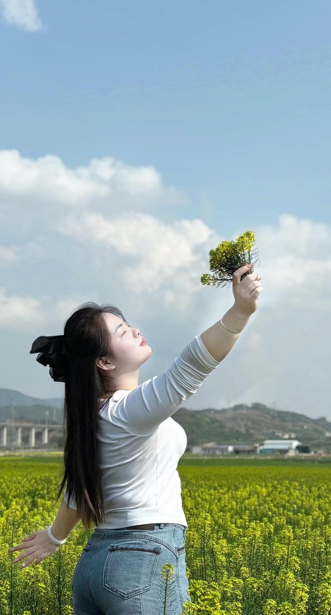 oxo_to_'s tweet photo. 今回のエッセイはケニアの田舎での出来事を綴って、日々の暮らしの中に潜む小さな感動が心に響く。 https://t.co/3tf8TMaVSV