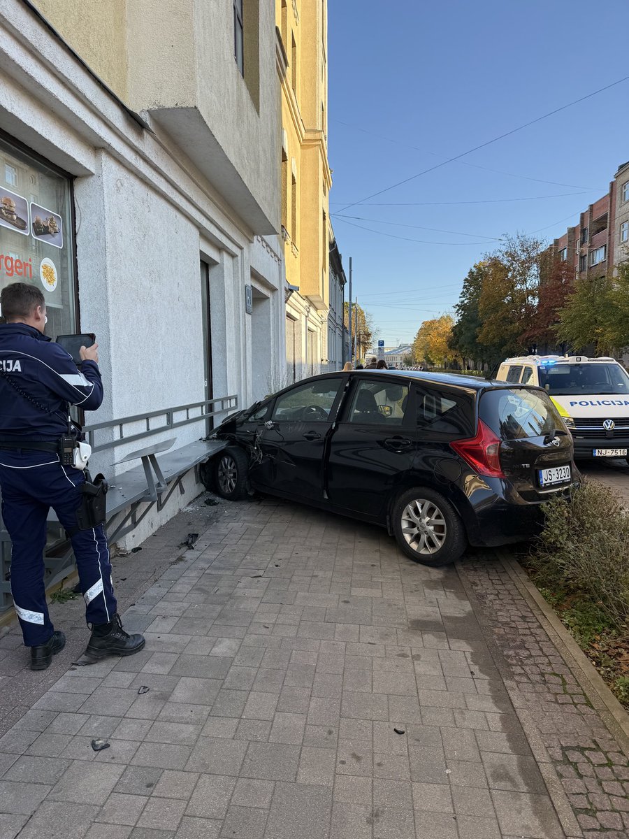 paliepa's tweet photo. Barona iela. 30km/h.
Šis nav nejaušība vai negadījums.
Šīs ir sekas visatļautībai un absolūtam infantīlismam.
Blakus rotaļu laukums, Rīgas skolēnu pils, mācību iestādes. https://t.co/JaGv1mjxCU