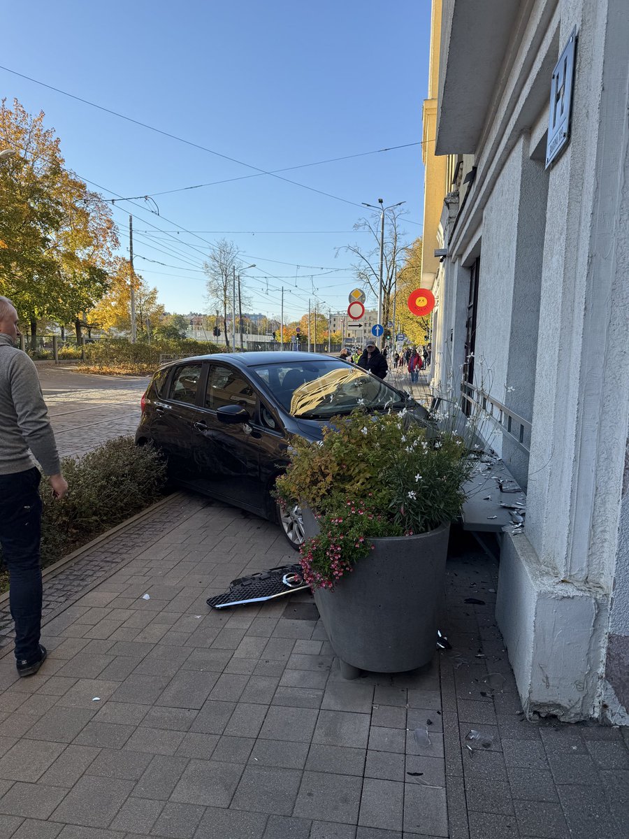paliepa's tweet photo. Barona iela. 30km/h.
Šis nav nejaušība vai negadījums.
Šīs ir sekas visatļautībai un absolūtam infantīlismam.
Blakus rotaļu laukums, Rīgas skolēnu pils, mācību iestādes. https://t.co/JaGv1mjxCU