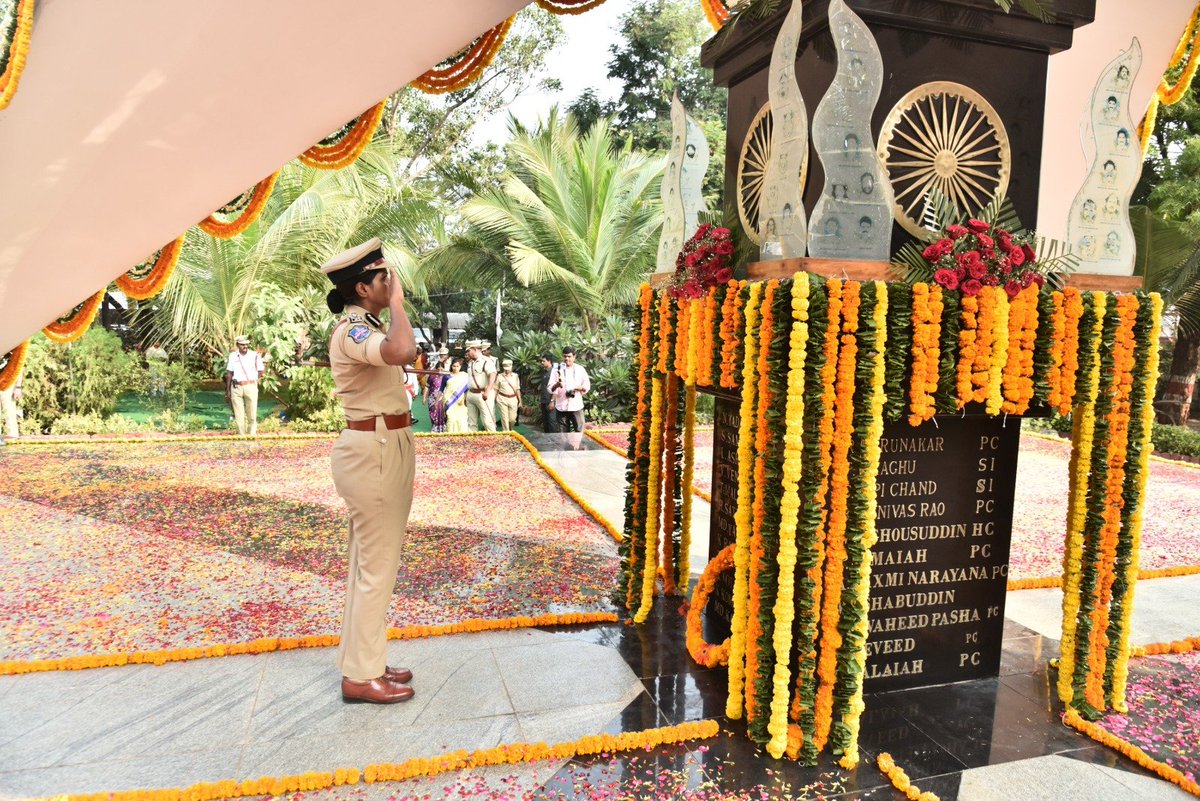 warangalpolice's tweet photo. పోలీస్ అమరవీరులకు ఘన నివాళులు

పోలీస్ అమరవీరుల త్యాగాలు చిరస్మరణీయం – వరంగల్ పోలీస్ కమిషనర్ ఎన్. శ్వేత, ఐపీఎస్

అక్టోబర్ 21 పోలీస్ అమరవీరుల సంస్మరణ దినోత్సవాన్ని పురస్కరించుకుని బుధవారం హనుమకొండలోని పోలీస్ హెడ్‌క్వార్టర్స్‌లో ఉన్న అమరుల స్తూపం వద్ద వరంగల్ పోలీస్ కమిషనర్ ఎన్. శ్వేత, ఐపీఎస్, హనుమకొండ జిల్లా కలెక్టర్ చాహత్ బాజ్‌పాయి, వరంగల్ జిల్లా కలెక్టర్ సత్య శారద, వర్ధన్నపేట ఎమ్మెల్యే కె.ఆర్. నాగరాజు, అమరవీరుల కుటుంబ సభ్యులు, ఇతర అధికారులు పోలీస్ అమరవీరులకు ఘనంగా నివాళులర్పించారు.

ఈ సందర్భంగా వరంగల్ పోలీస్ కమిషనర్ ఎన్. శ్వేత, ఐపీఎస్ మాట్లాడుతూ, 1959 అక్టోబర్ 21న లడఖ్‌లోని హాట్ స్ప్రింగ్స్ ప్రాంతంలో చైనా సైనికుల దాడిలో ప్రాణాలు కోల్పోయిన పది మంది సీఆర్‌పీఎఫ్ సిబ్బంది వీరమరణానికి గుర్తుగా ప్రతి సంవత్సరం పోలీస్ అమరవీరుల సంస్మరణ దినోత్సవాన్ని నిర్వహిస్తున్నామని తెలిపారు.

విధి నిర్వహణలో ప్రాణాలను త్యాగం చేసిన పోలీస్ అమరవీరుల ధైర్యం, కర్తవ్యనిష్ఠ, అంకితభావం ప్రతి ఒక్కరికీ ఆదర్శమని పేర్కొన్నారు. ప్రజలు ప్రశాంతంగా జీవించేందుకు పోలీస్ శాఖ అందిస్తున్న సేవలు ఎంతో కీలకమని, శాంతిభద్రతల పరిరక్షణలో పోలీసులు అనేక సవాళ్లను ఎదుర్కొంటూ నిరంతరం విధులు నిర్వహిస్తున్నారని తెలిపారు.

నేరాల నియంత్రణ, మహిళలు, బాలల భద్రత, రోడ్డు ప్రమాదాల నివారణ, సైబర్ నేరాలపై అవగాహన కల్పించడం, మాదకద్రవ్యాల నిర్మూలన వంటి అంశాల్లో పోలీసులు చేస్తున్న కృషి అభినందనీయమని అన్నారు. అమరవీరుల త్యాగాలను స్ఫూర్తిగా తీసుకుని యువత దేశభక్తి, క్రమశిక్షణ, సేవాభావాన్ని అలవర్చుకోవాలని పిలుపునిచ్చారు.

వరంగల్ పోలీస్ కమిషనరేట్ పరిధిలో విధి నిర్వహణలో ఇప్పటివరకు 25 మంది పోలీస్ అధికారులు, సిబ్బంది అమరులయ్యారని కమిషనర్ తెలిపారు. ప్రజల రక్షణ, శాంతిభద్రతల పరిరక్షణ కోసం ప్రాణత్యాగం చేసిన పోలీసుల సేవలను ఎప్పటికీ మరచిపోలేమని, వారి త్యాగాలు ప్రతి ఒక్కరికీ స్ఫూర్తిదాయకమని పేర్కొన్నారు.

ఈ సందర్భంగా దేశం కోసం ప్రాణత్యాగం చేసిన పోలీస్ అమరవీరులందరికీ ఘనంగా నివాళులర్పించి, వారి కుటుంబ సభ్యులకు గౌరవాభివందనాలు తెలియజేశారు. అమరవీరుల త్యాగాలను స్ఫూర్తిగా తీసుకుని ప్రజల భద్రత, సమాజ శ్రేయస్సు కోసం ప్రతి ఒక్కరూ నిబద్ధతతో పనిచేయాలని పిలుపునిచ్చారు.

అనంతరం అమరవీరుల కుటుంబ సభ్యులతో మాట్లాడి వారి సమస్యలను, ఇబ్బందులను అడిగి తెలుసుకున్నారు. అమరుల కుటుంబాల సంక్షేమానికి పోలీస్ శాఖ కట్టుబడి ఉందని, వారి సమస్యల పరిష్కారం కోసం ప్రభుత్వంతో చర్చించి అవసరమైన చర్యలు తీసుకుంటామని కమిషనర్ హామీ ఇచ్చారు. అనంతరం అమరవీరుల కుటుంబ సభ్యులకు బహుమతులను అందజేశారు.

ఈ కార్యక్రమంలో ఈస్ట్ జోన్ డీసీపీ అంకిత్ కుమార్, అడిషనల్ డీసీపీ (అడ్మిన్) రాయల ప్రభాకర్ రావు, అడిషనల్ డీసీపీలు బాలస్వామి, సురేష్, శ్రీనివాస్, ఏసీపీలు, సీఐలు, ఆర్‌ఐలు, ఎస్‌ఐలు, ఆర్‌ఎస్‌ఐలు, ఇతర పోలీస్ అధికారులు, సిబ్బంది, పోలీస్ అమరవీరుల కుటుంబ సభ్యులు పాల్గొన్నారు.
@TelanganaDGP @TelanganaCOPs #PoliceFlagDay