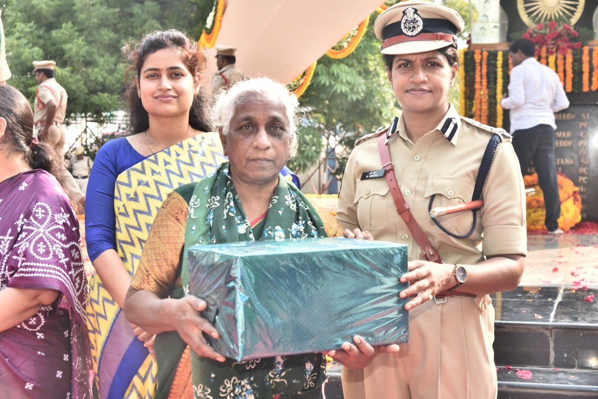warangalpolice's tweet photo. పోలీస్ అమరవీరులకు ఘన నివాళులు

పోలీస్ అమరవీరుల త్యాగాలు చిరస్మరణీయం – వరంగల్ పోలీస్ కమిషనర్ ఎన్. శ్వేత, ఐపీఎస్

అక్టోబర్ 21 పోలీస్ అమరవీరుల సంస్మరణ దినోత్సవాన్ని పురస్కరించుకుని బుధవారం హనుమకొండలోని పోలీస్ హెడ్‌క్వార్టర్స్‌లో ఉన్న అమరుల స్తూపం వద్ద వరంగల్ పోలీస్ కమిషనర్ ఎన్. శ్వేత, ఐపీఎస్, హనుమకొండ జిల్లా కలెక్టర్ చాహత్ బాజ్‌పాయి, వరంగల్ జిల్లా కలెక్టర్ సత్య శారద, వర్ధన్నపేట ఎమ్మెల్యే కె.ఆర్. నాగరాజు, అమరవీరుల కుటుంబ సభ్యులు, ఇతర అధికారులు పోలీస్ అమరవీరులకు ఘనంగా నివాళులర్పించారు.

ఈ సందర్భంగా వరంగల్ పోలీస్ కమిషనర్ ఎన్. శ్వేత, ఐపీఎస్ మాట్లాడుతూ, 1959 అక్టోబర్ 21న లడఖ్‌లోని హాట్ స్ప్రింగ్స్ ప్రాంతంలో చైనా సైనికుల దాడిలో ప్రాణాలు కోల్పోయిన పది మంది సీఆర్‌పీఎఫ్ సిబ్బంది వీరమరణానికి గుర్తుగా ప్రతి సంవత్సరం పోలీస్ అమరవీరుల సంస్మరణ దినోత్సవాన్ని నిర్వహిస్తున్నామని తెలిపారు.

విధి నిర్వహణలో ప్రాణాలను త్యాగం చేసిన పోలీస్ అమరవీరుల ధైర్యం, కర్తవ్యనిష్ఠ, అంకితభావం ప్రతి ఒక్కరికీ ఆదర్శమని పేర్కొన్నారు. ప్రజలు ప్రశాంతంగా జీవించేందుకు పోలీస్ శాఖ అందిస్తున్న సేవలు ఎంతో కీలకమని, శాంతిభద్రతల పరిరక్షణలో పోలీసులు అనేక సవాళ్లను ఎదుర్కొంటూ నిరంతరం విధులు నిర్వహిస్తున్నారని తెలిపారు.

నేరాల నియంత్రణ, మహిళలు, బాలల భద్రత, రోడ్డు ప్రమాదాల నివారణ, సైబర్ నేరాలపై అవగాహన కల్పించడం, మాదకద్రవ్యాల నిర్మూలన వంటి అంశాల్లో పోలీసులు చేస్తున్న కృషి అభినందనీయమని అన్నారు. అమరవీరుల త్యాగాలను స్ఫూర్తిగా తీసుకుని యువత దేశభక్తి, క్రమశిక్షణ, సేవాభావాన్ని అలవర్చుకోవాలని పిలుపునిచ్చారు.

వరంగల్ పోలీస్ కమిషనరేట్ పరిధిలో విధి నిర్వహణలో ఇప్పటివరకు 25 మంది పోలీస్ అధికారులు, సిబ్బంది అమరులయ్యారని కమిషనర్ తెలిపారు. ప్రజల రక్షణ, శాంతిభద్రతల పరిరక్షణ కోసం ప్రాణత్యాగం చేసిన పోలీసుల సేవలను ఎప్పటికీ మరచిపోలేమని, వారి త్యాగాలు ప్రతి ఒక్కరికీ స్ఫూర్తిదాయకమని పేర్కొన్నారు.

ఈ సందర్భంగా దేశం కోసం ప్రాణత్యాగం చేసిన పోలీస్ అమరవీరులందరికీ ఘనంగా నివాళులర్పించి, వారి కుటుంబ సభ్యులకు గౌరవాభివందనాలు తెలియజేశారు. అమరవీరుల త్యాగాలను స్ఫూర్తిగా తీసుకుని ప్రజల భద్రత, సమాజ శ్రేయస్సు కోసం ప్రతి ఒక్కరూ నిబద్ధతతో పనిచేయాలని పిలుపునిచ్చారు.

అనంతరం అమరవీరుల కుటుంబ సభ్యులతో మాట్లాడి వారి సమస్యలను, ఇబ్బందులను అడిగి తెలుసుకున్నారు. అమరుల కుటుంబాల సంక్షేమానికి పోలీస్ శాఖ కట్టుబడి ఉందని, వారి సమస్యల పరిష్కారం కోసం ప్రభుత్వంతో చర్చించి అవసరమైన చర్యలు తీసుకుంటామని కమిషనర్ హామీ ఇచ్చారు. అనంతరం అమరవీరుల కుటుంబ సభ్యులకు బహుమతులను అందజేశారు.

ఈ కార్యక్రమంలో ఈస్ట్ జోన్ డీసీపీ అంకిత్ కుమార్, అడిషనల్ డీసీపీ (అడ్మిన్) రాయల ప్రభాకర్ రావు, అడిషనల్ డీసీపీలు బాలస్వామి, సురేష్, శ్రీనివాస్, ఏసీపీలు, సీఐలు, ఆర్‌ఐలు, ఎస్‌ఐలు, ఆర్‌ఎస్‌ఐలు, ఇతర పోలీస్ అధికారులు, సిబ్బంది, పోలీస్ అమరవీరుల కుటుంబ సభ్యులు పాల్గొన్నారు.
@TelanganaDGP @TelanganaCOPs #PoliceFlagDay