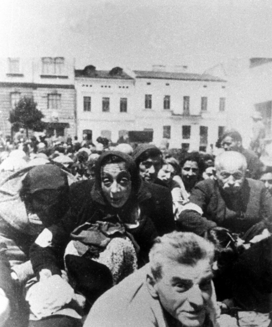 auschwitzxhibit's tweet photo. October 21, 1943 | German Nazi authorities declare the Minsk ghetto officially liquidated, after killing the 2,000 Jewish people who were still alive.

#AuschwitzExhibition #NotLongAgoNotFarAway https://t.co/la8tR8Aagl