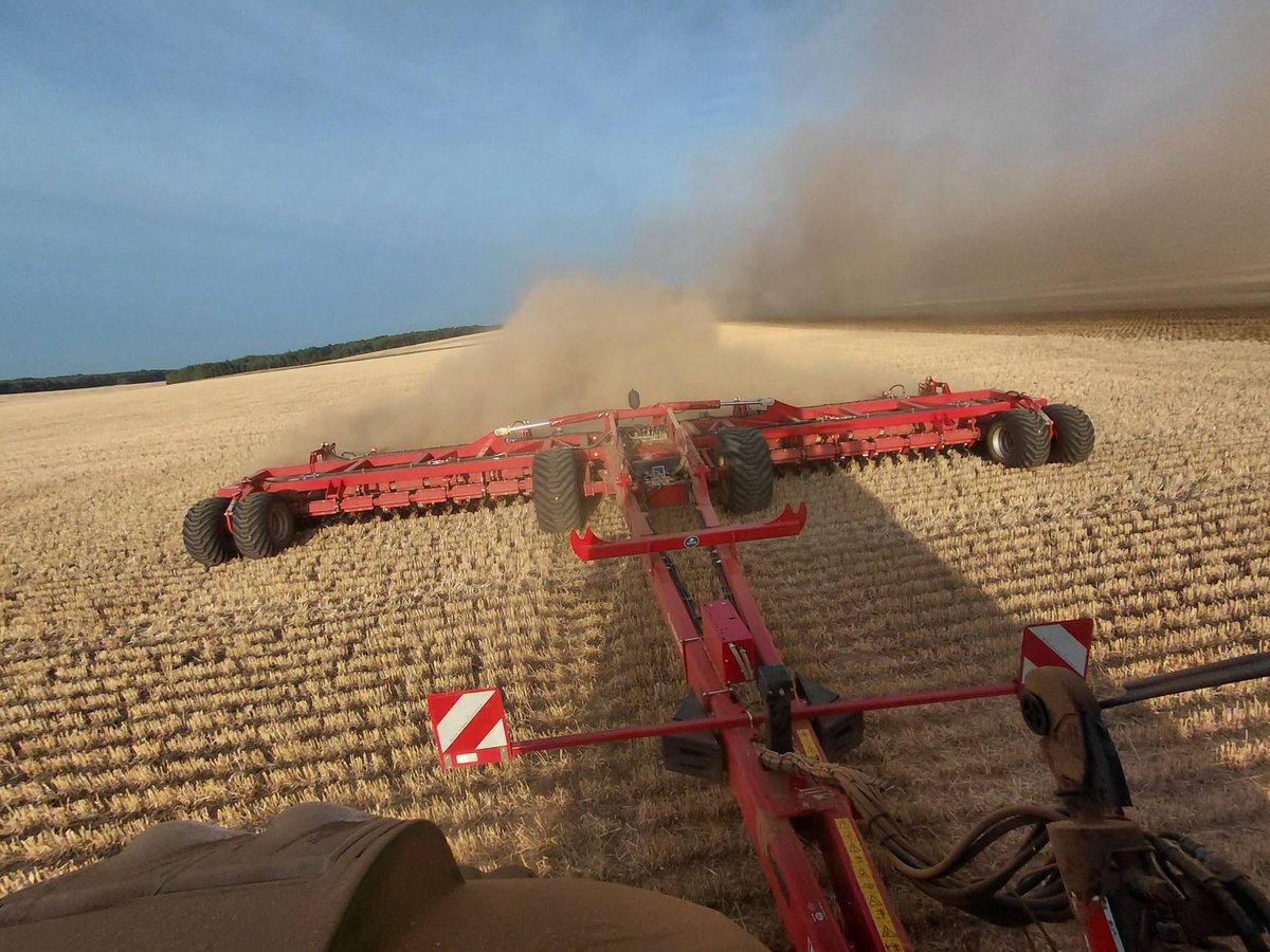 HORSCH_France's tweet photo. #OPA #cotedOr #ACS 🍺 Top départ des semis d'orges d'hiver #Comtesse + 50 kg/ha d'engrais starter 👉️ sécuriser l'enracinement avant l'hiver.
 #horschavatar 12 SD chez SCEA de la Tonnille
Après blé (pailles exportées) et apport #compost, 2 passages #superficiels #horschCultro https://t.co/JVsNtJCeJ4