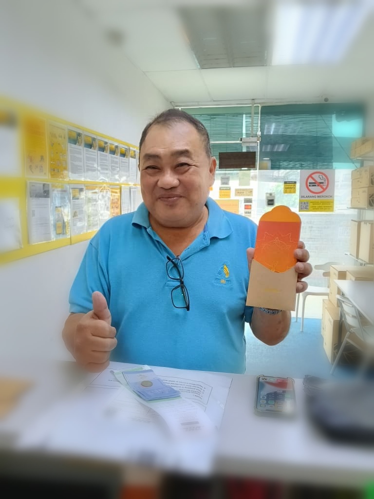 DhlExpressMY's tweet photo. The Deepavali cheer has already begun at our ServicePoints! 🪔

Nothing makes us happier than seeing these happy faces as we give away the festive packets. 

Don't miss yours! 

Ship internationally with us and claim yours while stocks last.

#deepavali #dhlexpress #malaysia https://t.co/mwbBhEhQhb