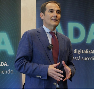 IAAPJunta's tweet photo. 💻El consejero @ja_nietob presenta el despliegue de nuevas herramientas digitales en la @AndaluciaJunta para ser una Administración más ágil y eficiente.
📚 Desde el #IAAP impulsamos la capacitación digital del personal para aprovechar todo su potencial.
🔗https://t.co/HqyTisEI8K https://t.co/JV3Oj3OTIb