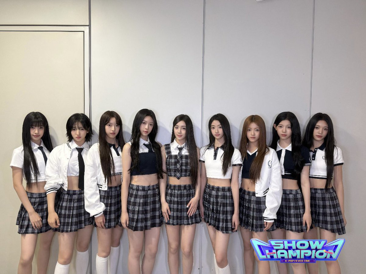 showchampion1's tweet photo. 안녕! #쇼챔피언 입니다 📺
이거 #A2OLITE 의 #NEON 무대양 🤨

 #A2OLITE 의 #NEON 무대 분석 중 ~ 🧑‍🔬

대한민국 언니들을 다 홀린 #A2OLITE 가 나오는
보라 보라 #쇼챔피언 을 보라 💜 https://t.co/uupLctWrXY