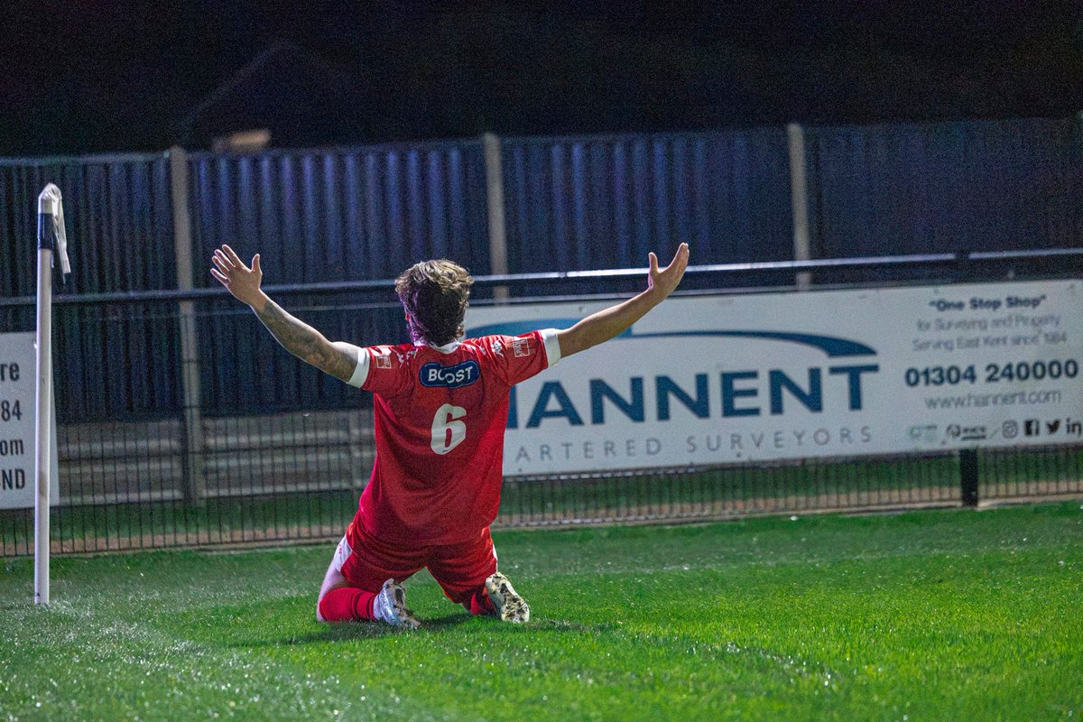 FavershamTownFC's tweet photo. PASSION. 
⚪️⚫️🦁🦁🦁
#upthelilywhites https://t.co/sWC5pdXvdc