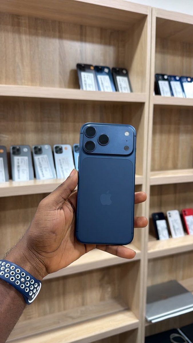 paraycomputers's tweet photo. Neatly used iPhone 17 pro max 256 gig eSIM unlocked 

battery health 100 cc7 Available ‼️‼️‼️‼️

GHC 13,000 https://t.co/QWVt7rwxyk