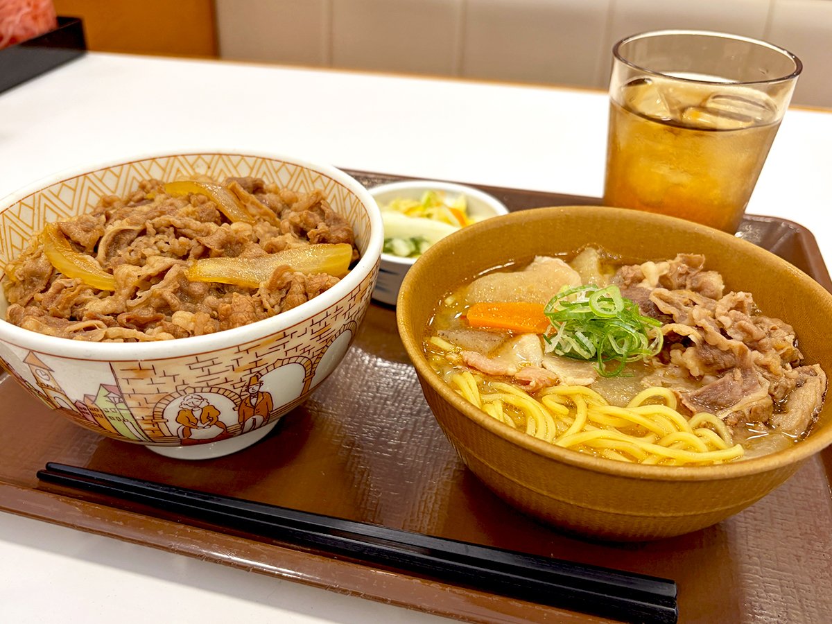 sukiya_jp's tweet photo. ╭━━━━━━━━━━━━━╮
　どっちから食べますか❓😋
╰━━━━━━ｖ━━━━━━╯

①牛丼 🍚
②牛とん汁みそらーめん 🍜

#すき家 https://t.co/ljNFGkZZg3