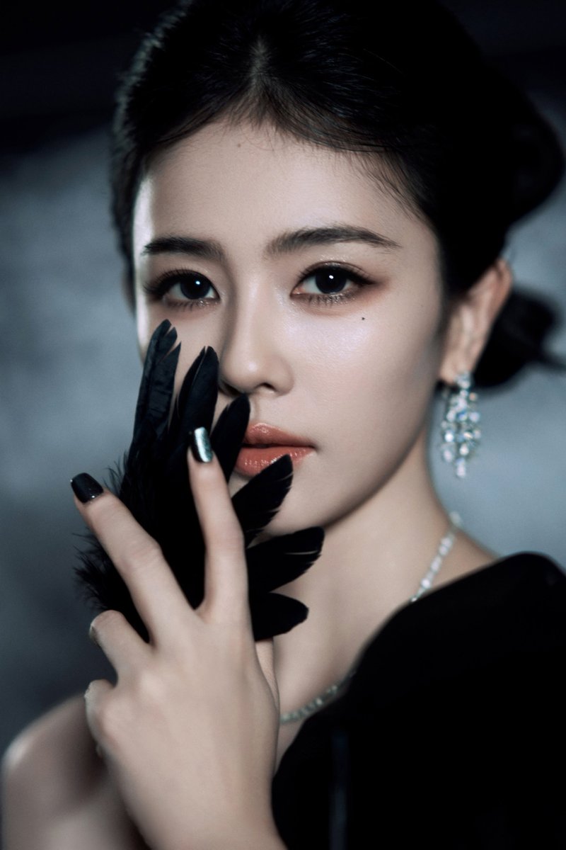bailuniverse's tweet photo. #bailu's first look for the harper's bazaar <from china 2026> annual gala!

Snowfall &amp; Feathered Wings  🪽🖤

#BaiLuxBazaarGala2026
#白鹿时尚芭莎年度盛典 https://t.co/Prn2wEhvYl