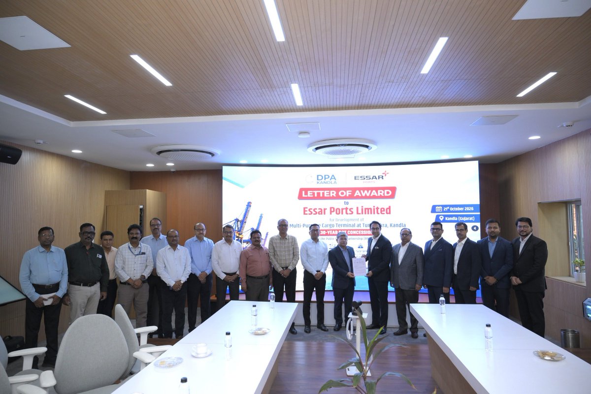 Deendayal_Port's tweet photo. 🚢 Another Milestone for Mega Port Kandla!

DPA Kandla handed over the Letter of Award (LoA) to M/s Essar Ports Limited for the development of the ₹2,276 Cr Multi-Purpose Cargo Terminal at Tuna Tekra (Kandla), with an annual capacity of more than 18.33 MMT.

The LoA was formally handed over by Shri Sushil Kumar Singh, IRSME, Chairman, DPA, marking another major step towards strengthening India's maritime infrastructure and global trade connectivity.

Mega Port, Mega Performance! ⚓