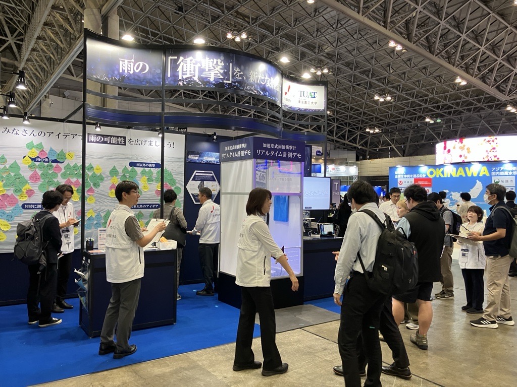 Official_Chuden's tweet photo. ＼CEATEC2026に「加速度式雨滴衝撃計」を出展☔／
来場者から募った実用化に向けたアイデアで壁一面を埋め尽くした「アイデアボード」も大好評💡
 “雨の衝撃力”を測る新技術で、防災などへの活用を目指します✨
https://t.co/ts8AaFCQjl https://t.co/gcCC0uaEqB