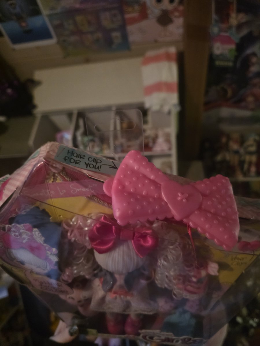 Rosylovesdolls's tweet photo. I love how old MGA almost always added accessories for the consumers as well...where did that love for consumers go? 🥀 #lalaloopsy #novistars #MGA https://t.co/XFbmR79Kob