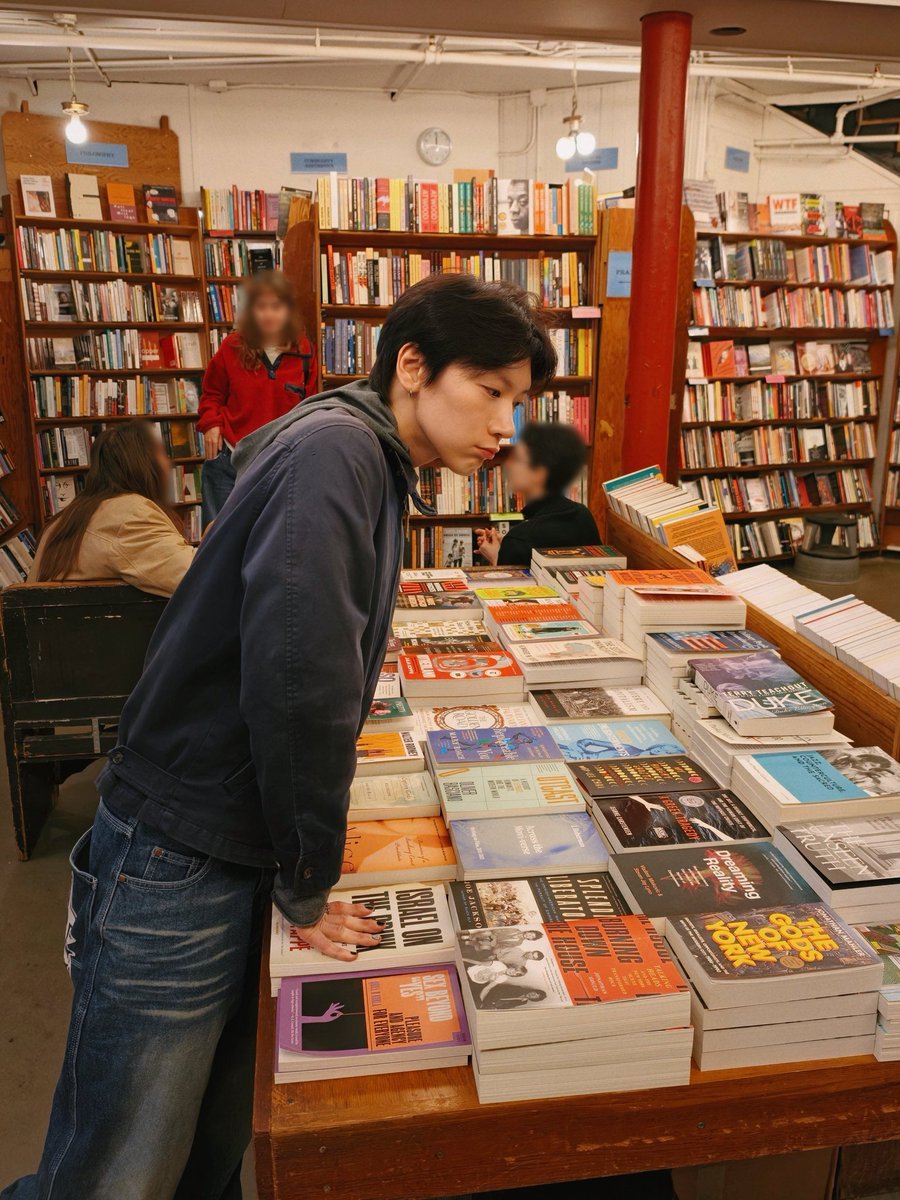 TEN__IDN's tweet photo. [IG] 261021 @TEN_offcl Update

📚Oh, the smell of intelligence!

🔗 https://t.co/PqZN1Ly1QE

#FanofBookstores
#TEN_USSHOWCASETOUR 
#TEN_OUTWEST
#TEN #TENLEE https://t.co/3PKnN9fWOL