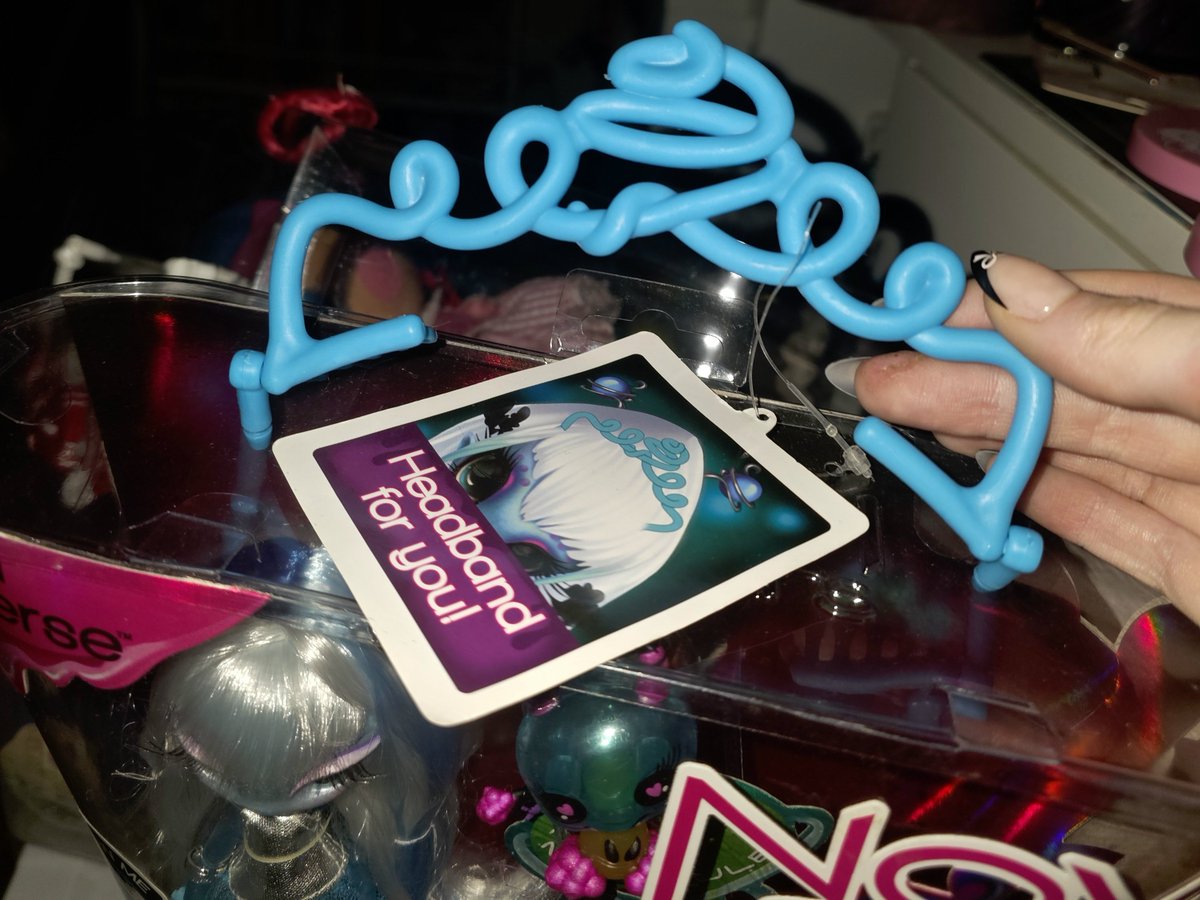 Rosylovesdolls's tweet photo. I love how old MGA almost always added accessories for the consumers as well...where did that love for consumers go? 🥀 #lalaloopsy #novistars #MGA https://t.co/XFbmR79Kob