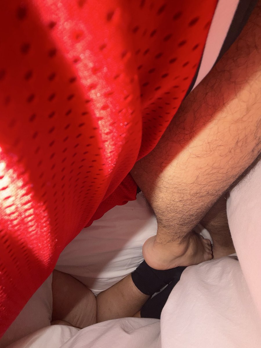 Verdel01Luca's tweet photo. Inizio la giornata così… i miei piedi sudati e caldi addosso a lui sotto le coperte, che gli schiacciano le gambe. Gli piace da morire farsi usare così fin dal mattino 🔥

#fetishgay #gayfetish #piedigay #footfetish #socks #calzini #miei piedi #gayitalia #morningfeet #feetdomination #starttheday #fyp #viral #gaytiktok #piedi #fetishitalia #morningvibes #feetlover