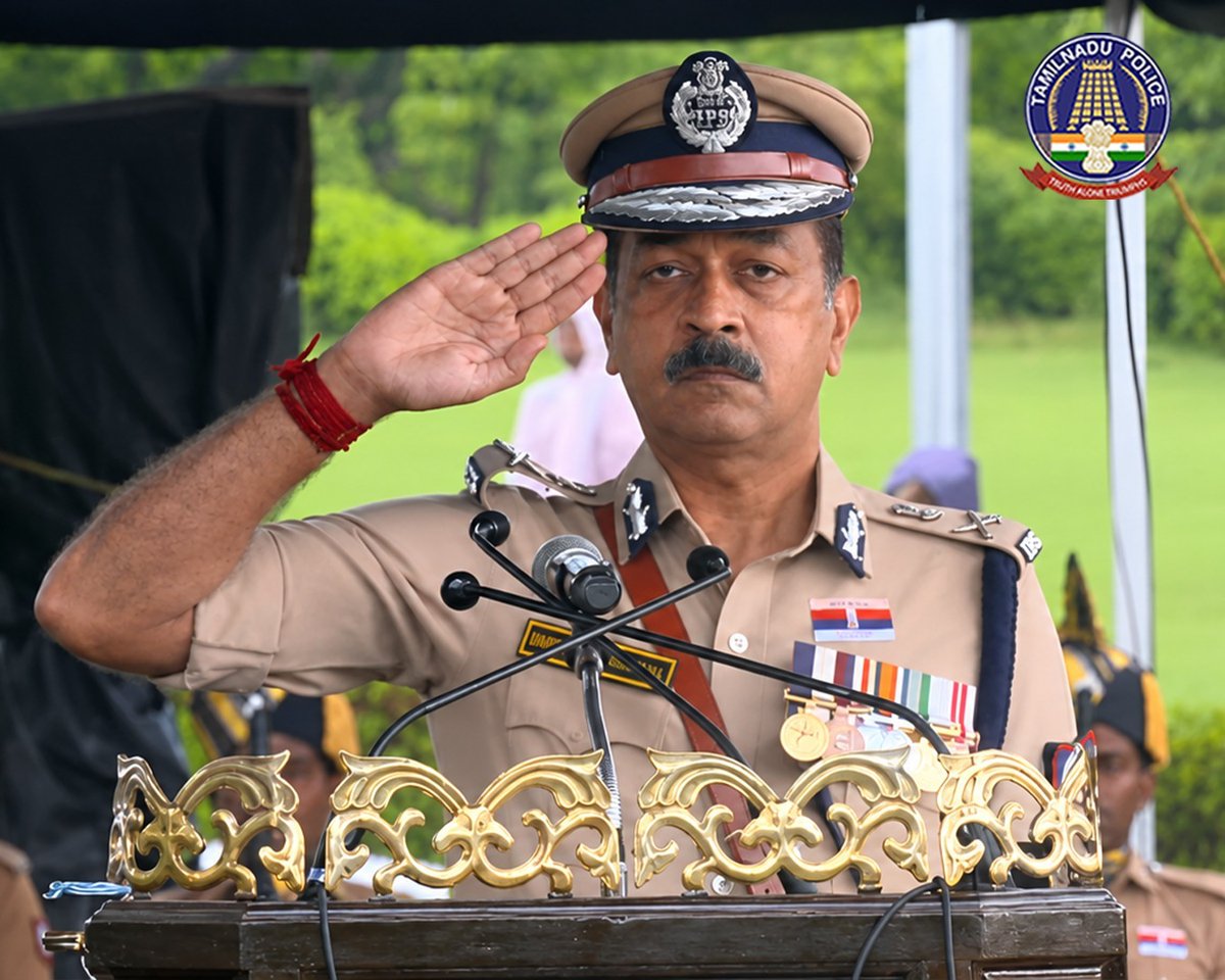 tnpoliceoffl's tweet photo. தமிழ்நாடு காவல்துறை தலைமை இயக்குநர் மற்றும் படைத்தலைவர் Dr. மகேஷ் குமார் அகர்வால், IPS., அவர்கள் இன்று (அக்டோபர் 21), காவலர் வீரவணக்க நாளை முன்னிட்டு, மலர் வளையம் வைத்து வீரமரணம் அடைந்த காவலர்களுக்கு மரியாதை செலுத்தினார்.

Dr. Mahesh Kumar Aggarwal, IPS, DGP/HoPF,  Tamil Nadu, today (October 21), paid homage to police personnel who laid down their lives in the line of duty by laying a wreath on the occasion of Police Commemoration Day.