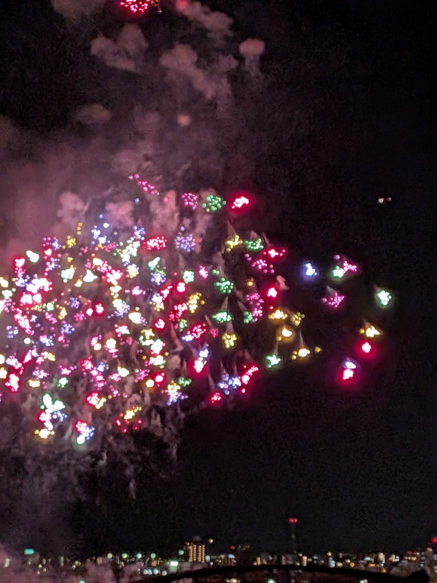CORALFUKUROU's tweet photo. 秋めいて・・と、言いたいところですが、この２～３日は夏のようですね
先週の土曜日は、秋になった「なにわ淀川花火大会2026」でした。見ておりました～。
華やかな連発花火は見どころですが・・
かわいい花火をご覧ください。スマイル☺だよ。
気温の変化に気をつけてください　職員あー。
＃就労B https://t.co/6l5EVEXgP7