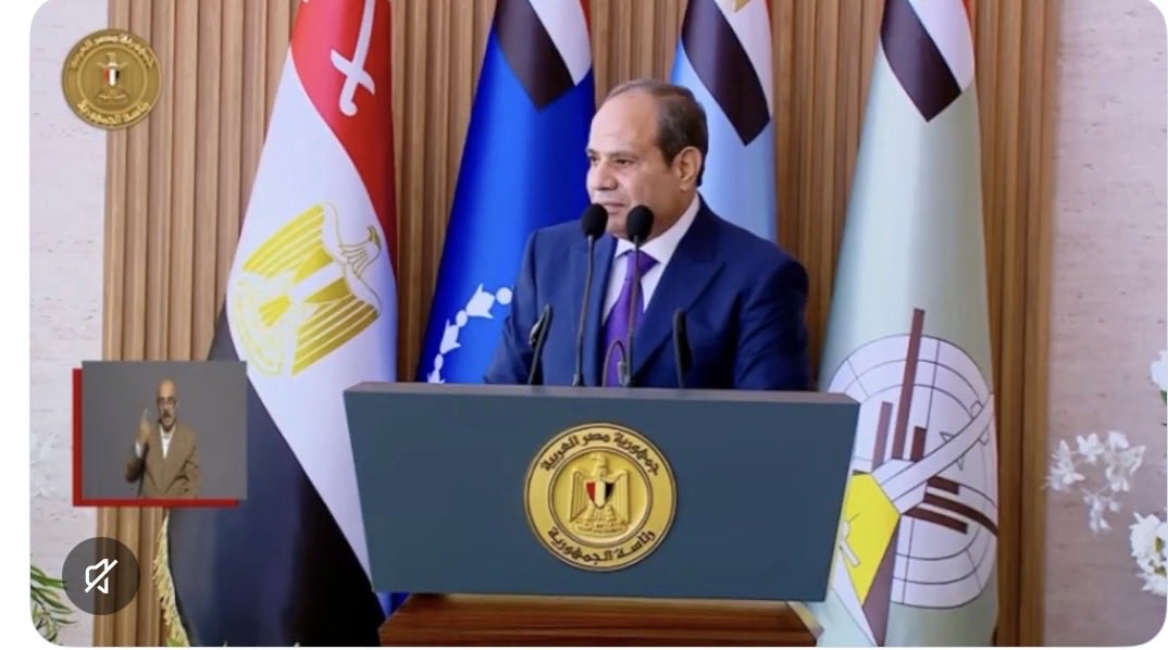 AliAldhamy1's tweet photo. تصريح الرئيس المصري الأخير بخصوص إرسال قوات مصرية استناداً إلى "توجيهات الملك سلمان وولي العهد" كان سقطة سياسية وتعبير غير موفق تماماً.

القيادة الذكية والمستقلة عندما تتحدث عن تحريك أبطال الجيش المصري، يجب أن تتحدث بلسان الأمن القومي:

 كان المفروض يقال: "سنحرك قواتنا لحماية باب المندب، وتأمين الملاحة البحرية التي تمس اقتصادنا وقناة السويس بشكل مباشر، والضرب بيد من حديد ضد كل من يهدد أمن المنطقة."
أما أن تُصوَّر المسألة وكأن السعودية تنتظر من يحميها، فهذا جهل بحجم وقوة المملكة العربية السعودية. السعودية قادرة على حماية أراضيها وحدودها وشعبها بنفسها وبسلاحها وأبطالها، ولا تنتظر حماية من أحد.

ولمن خانته الذاكرة أو التعبير:
1. أين تاريخ السعودية مع مصر؟ نسيتم دماء الشهداء السعوديين والتغطية الاقتصادية والعسكرية والسياسية للملك فيصل -رحمه الله- في حرب 1973؟

2. أين الوفاء للدعم الإستراتيجي؟ نسيتم المليارات التي قدمتها السعودية لدعم استقرار مصر، والتي وُجهت بكل حب وإخاء ودون مَنٍّ أو أذى؟

المملكة العربية السعودية كانت ولا تزال السند والركن الشديد للأمة، ومن يجهل تاريخها وقدرتها الميدانية لا يحق له أن يتحدث باسم حمايتها!

#السعودية_العظمى #الجيش_السعودي #باب_المندب #الأمن_القومي