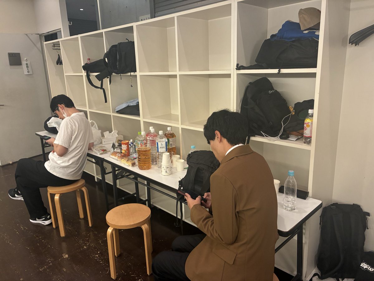 hikachicken's tweet photo. 10/19（月）20（火）
これからもXを明るくしていきたいです
豚焼肉？！気になって写真みたらおいしそうな冷麺がいました
みなさんの目が眩しいです！
写真自体がまぶしく感じます！
大山さんと西野さんは磁石なのかってぐらい気がついたら近くにいます
外のライブでもです
なんだか双子にみえてきます https://t.co/n49M6DnLPV
