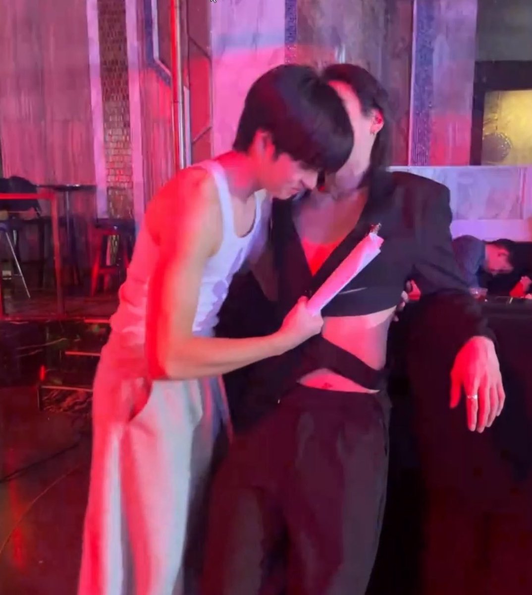 staryueyue02's tweet photo. นอกจากแขนจะโอบเอวพี่เค้าแล้ว หน้าเราอยู่ตรงไหนนะคอป... คันหัวอ่ะ

#foolinlove​ #BankArtit #Copterntp #copterbank https://t.co/1hwyNVx9Zb