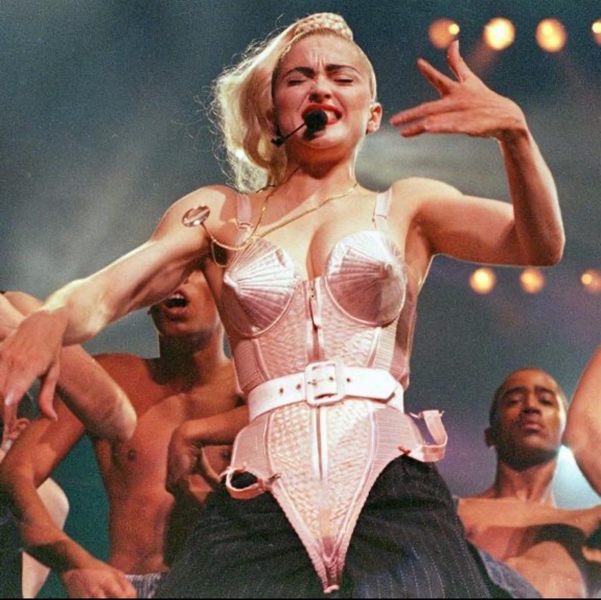 backstageonair's tweet photo. 🥇 #MADONNA — Blond Ambition World Tour (1990)

Nuestro número uno. Madonna llevó la teatralidad y la moda a otro nivel, redefiniendo lo que podía ser un concierto #pop.

Su influencia todavía se siente en los espectáculos actuales, un antes y un después en la historia del pop. https://t.co/mwfh6fGv1I