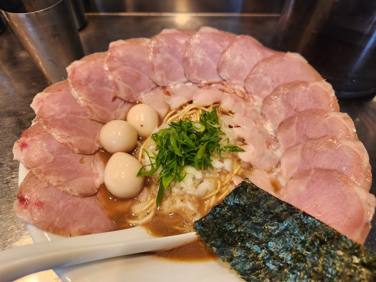 parko_water's tweet photo. 上野のさんじにて、濃厚煮干し蕎麦+肉増し。
チャーシュー麺……チャーシュー13枚？！
チャーシュー麺……チャーシュー13枚？！
すみません、キングオブコントで見た、ヤッホイさんのネタの影響です。
壮観でした。激うま！
限定和え玉の卵かけ麺も、濃厚な卵の味が最高。。。 https://t.co/ibbOH0hPlS