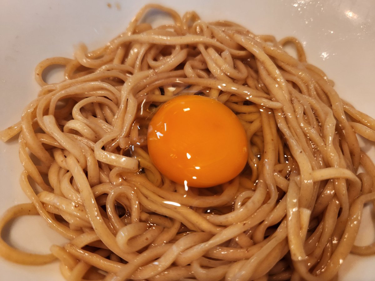 parko_water's tweet photo. 上野のさんじにて、濃厚煮干し蕎麦+肉増し。
チャーシュー麺……チャーシュー13枚？！
チャーシュー麺……チャーシュー13枚？！
すみません、キングオブコントで見た、ヤッホイさんのネタの影響です。
壮観でした。激うま！
限定和え玉の卵かけ麺も、濃厚な卵の味が最高。。。 https://t.co/ibbOH0hPlS
