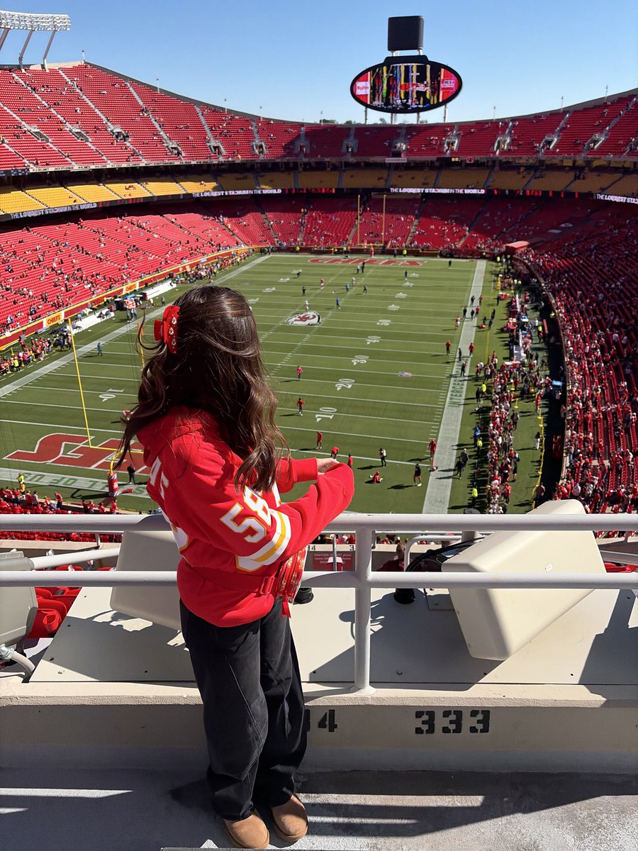 carpiokay's tweet photo. dbowe signed some merch for me + chiefs win — life like this sure is sweet https://t.co/HZJSxqkdKc