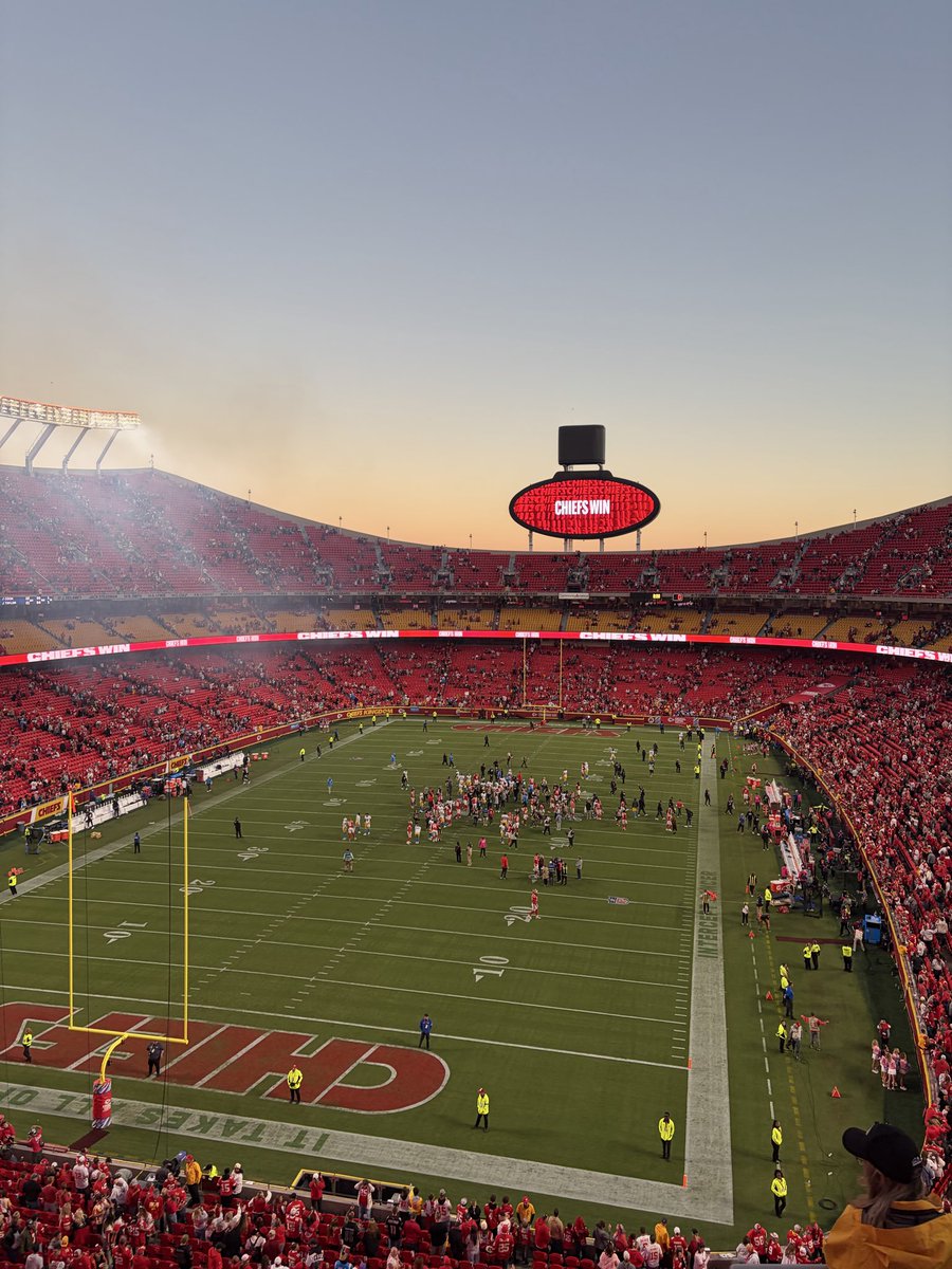 carpiokay's tweet photo. dbowe signed some merch for me + chiefs win — life like this sure is sweet https://t.co/HZJSxqkdKc