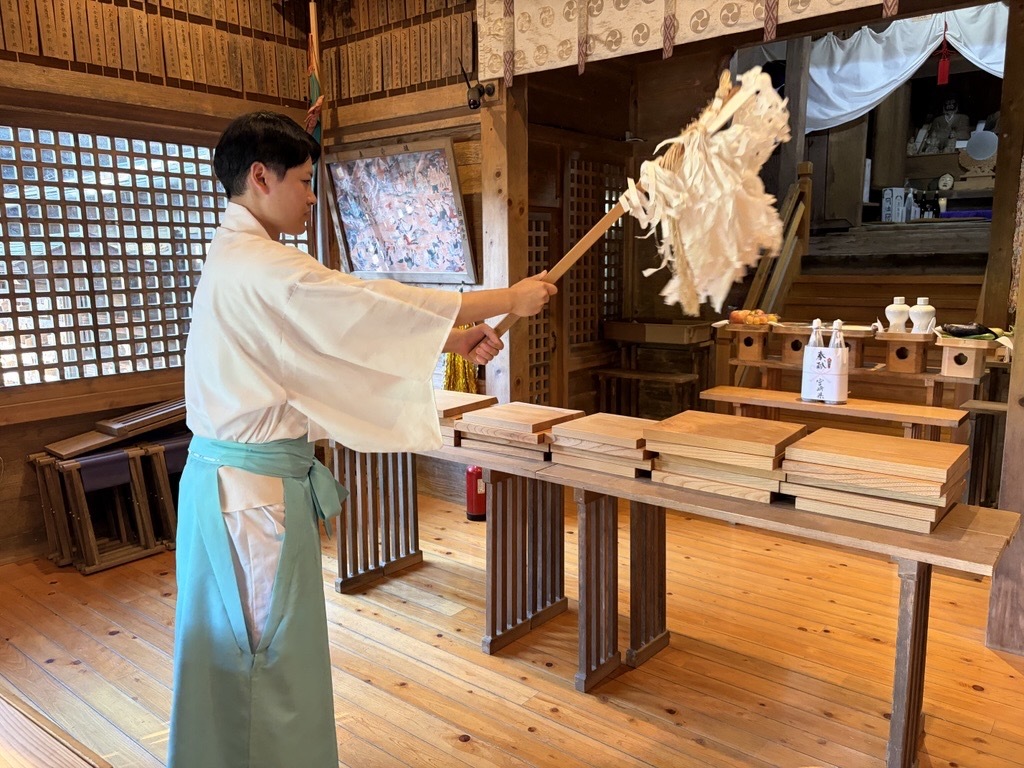 BEEEEM_NEWS's tweet photo. 日向坂46×宮崎県内26市町村、タイアップ「板木」を期間限定で設置。メンバーのメッセージ＆サインボードも展示
#日向坂46 
https://t.co/1f1jKfLdWv https://t.co/ZY6UHiL1EO