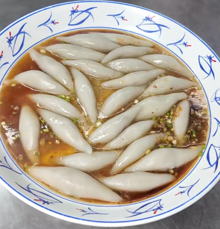 jxlc666's tweet photo. Fuzhou Lichuan Taro Dumplings: Made primarily from taro, which is steamed until tender, mashed, and mixed with sweet potato starch until well combined. The mixture is then wrapped around fillings such as winter bamboo shoots, shiitake mushrooms, and meat. 
#Fuzhou #Lichuan #Taro https://t.co/Jm4gkYJoHt