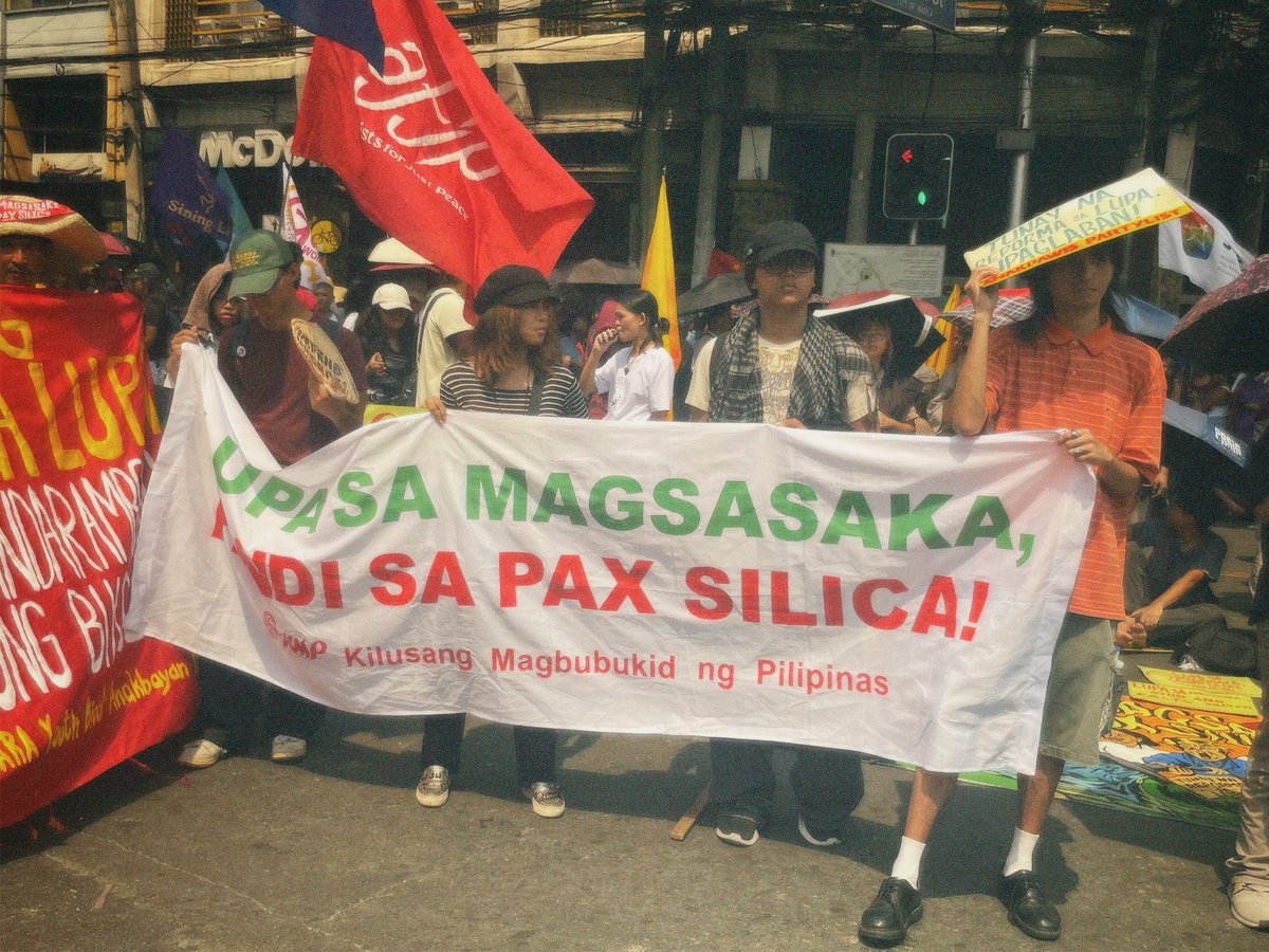 tombitsnighulli's tweet photo. TUNAY NA REPORM SA LUPA, IPAGLABAN!

habang ako'y naglalakad sa mendiola,narinig ko "ang gulo sa pinas, di kayo mananalo kay marcos, ma-llate na ako" huwag mabulag sa pribilehiyo, nasa tao ang tunay na kapangyarihan. bumoses, at lumaban. 

#pitiknitombits https://t.co/d8zW4RaEh0