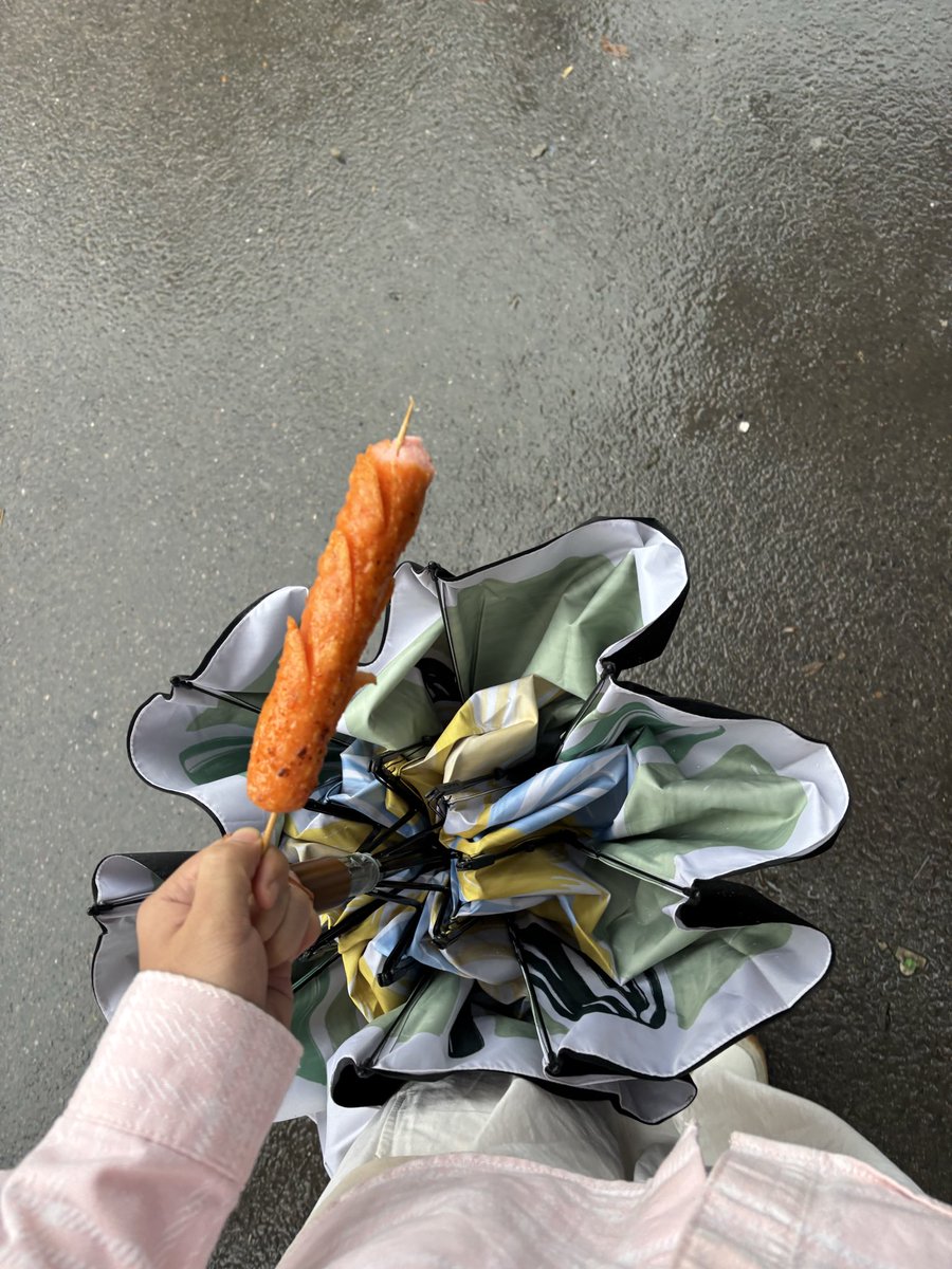 yiwei0001's tweet photo. 中午好
有没有爱吃淀粉肠的！
易维带你们去吃淀粉肠！ https://t.co/tsubdAasKB
