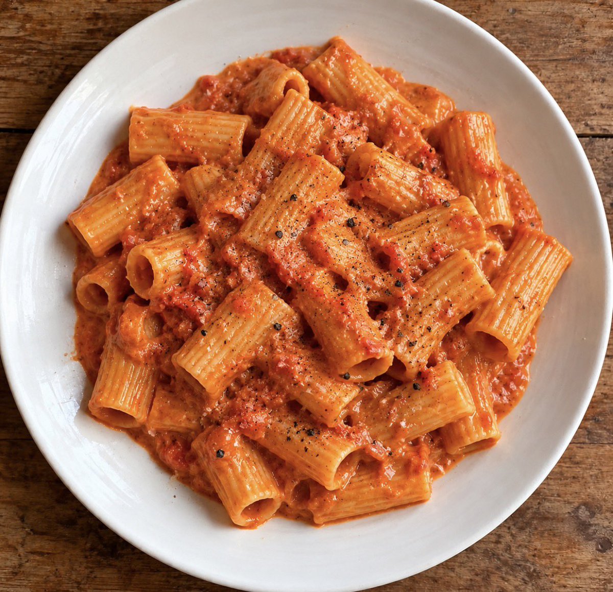 lowca_androidow's tweet photo. Rigatoni alla vodka

Rigatoni alla vodka to danie, które zdobyło popularność dzięki połączeniu pomidorów, śmietanki i niewielkiej ilości wódki. Jest też bardzo proste. Jego historia wiąże się przede wszystkim z kuchnią włosko-amerykańską drugiej połowy XX wieku. Dokładne pochodzenie przepisu pozostaje przedmiotem dyskusji.
Wódka nadaje sosowi charakterystyczny profil smakowy i pomaga połączyć jego składniki. Śmietanka łagodzi kwasowość pomidorów, a masło zapewnia odpowiednią konsystencję. Najlepiej sprawdza się makaron rigatoni, którego szerokie rurki i rowkowana powierzchnia dobrze zatrzymują sos.

Pełny przepis już dostępny na https://t.co/fmIe88KHBX